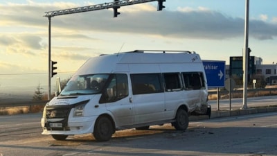 Afyonkarahisar'da öğrenci minibüsü kazaya karıştı