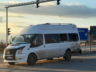 Afyonkarahisar'da öğrenci minibüsü kazaya karıştı