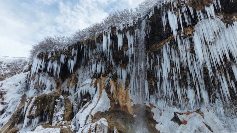 Sivas Dipsizgöl Şelalesi'nde kış güzelliği