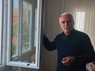 Gaziantep'te kahvaltı yaptıkları odanın penceresine domuz kurşunu isabet etti