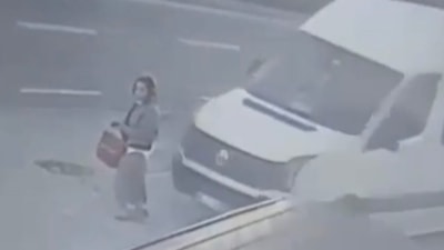 Trabzon'da dolmuş bekleyen kadın minibüsün altında kaldı