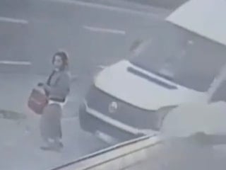 Trabzon'da dolmuş bekleyen kadın minibüsün altında kaldı