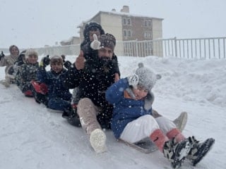Beyaz örtü yurdu esir aldı: Kar yağışı nedeniyle tatil haberleri peş peşe geliyor