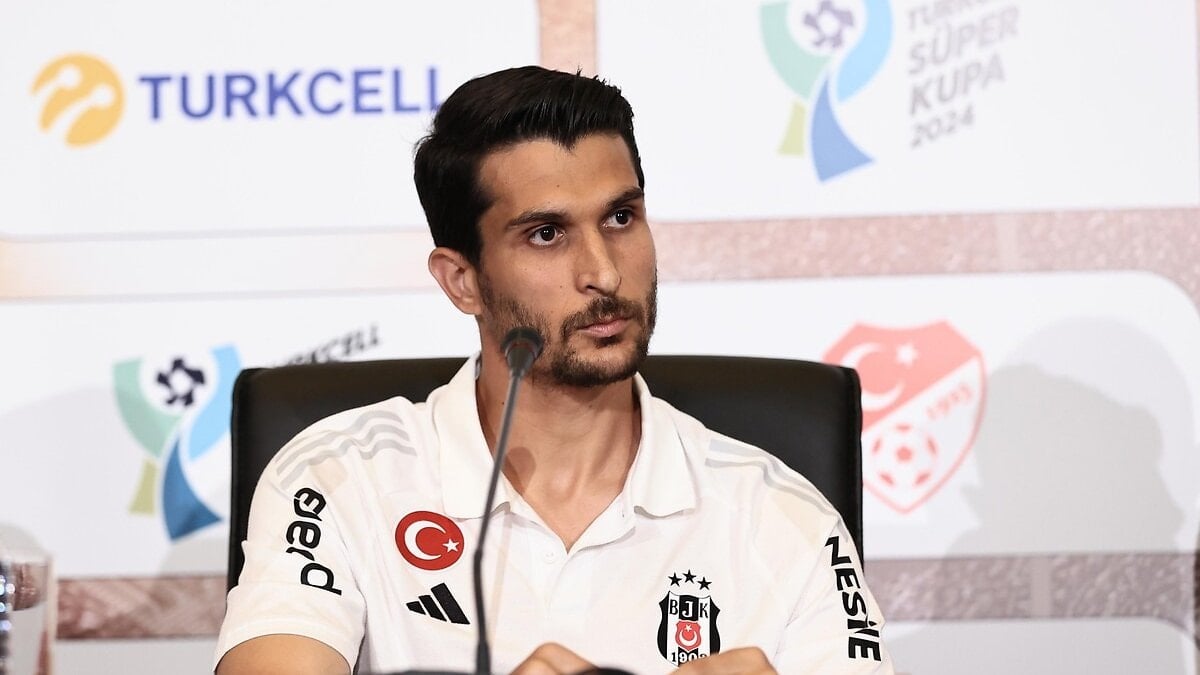 Necip Uysal, futbolu bırakma kararı aldığını duyurdu