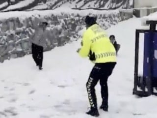 Şırnak'ta polisler, çocuklarla kartopu savaşı yaptı