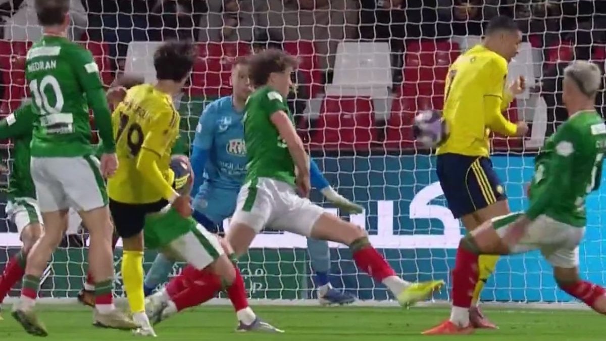 Cristiano Ronaldo, 957'nci golünü sırtıyla attı