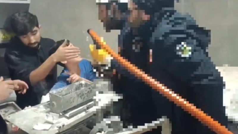 Şanlıurfa'da kolu hamur makinesine sıkışan çocuğu itfaiye kurtardı