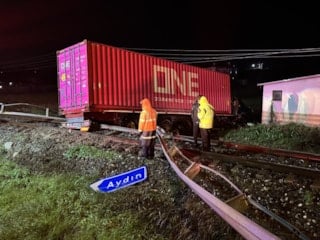 Aydın'da tren yoluna giren tırın sürücüsü can verdi