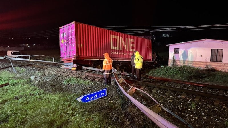Aydın'da tren yoluna giren tırın sürücüsü can verdi