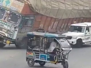 Hindistan'da üzerine kamyon devrilen cipin sürücüsü öldü