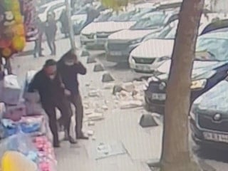 İstanbul Güngören'de yayalar çöken balkondan son anda kurtuldu