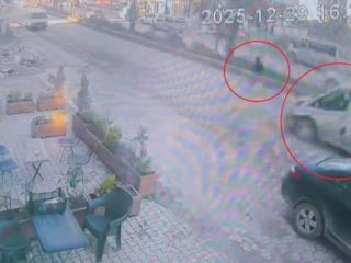 Hatay'da yolun karşısına geçen çocuk ölümden döndü