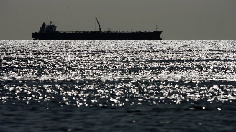 ABD Sahil Güvenliğinden kaçan tankerin mürettebatı gemiye Rus bayrağı çizdi