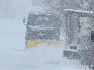 Şırnak'ta mehmetçik, karlı yolları açtı