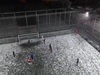 İstanbul'da kar altında halı saha keyfi