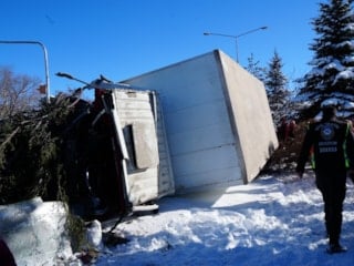 Erzurum'da hızını alamadı, refüje çıktı