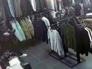 İstanbul'da müşteri gibi geldiği mağazadan ayakkabı çaldı