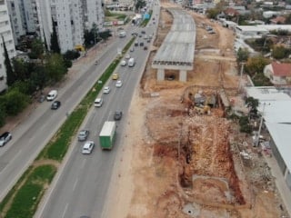 Antalya'da köprülü kavşak inşaatını durduran pide fırını yıkıldı