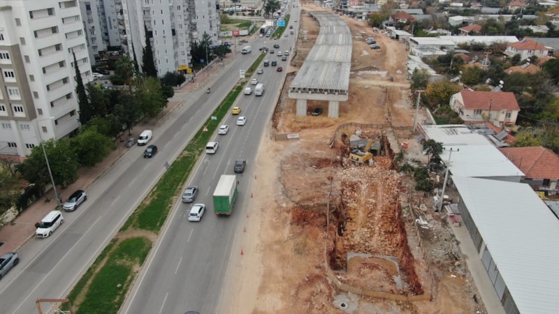 Antalya'da köprülü kavşak inşaatını durduran pide fırını yıkıldı