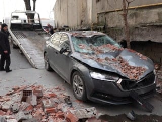 İstanbul'da çöken duvar araçlara zarar verdi