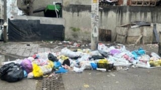 Buca'da çöpler sokakları kaplamaya başladı