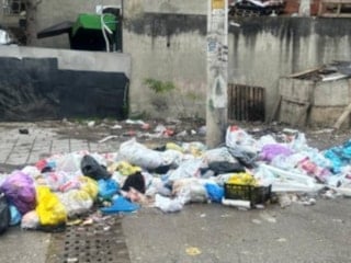 Buca'da çöpler sokakları kaplamaya başladı