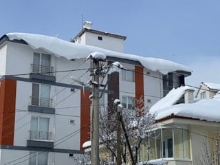 Bolu’da çatı ve tabelalardaki buz sarkıtları alarm veriyor