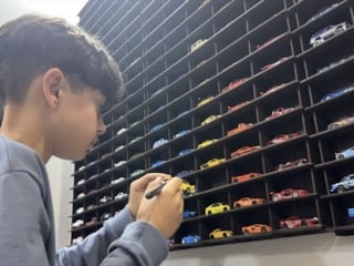 Burdur'da oyuncak arabalarla büyüyen Alpaslan’ın odası, adeta 'mini müze'