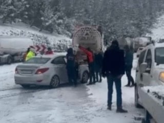 Osmaniye’de kar ve buzlanma: 5 araç birbirine girdi