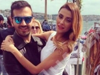 Ensonhaber ulaştı: Ünlülerle aynı karelerde görülen 'Cihanna' detayı