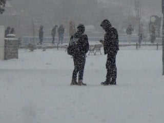 Kars’ta vatandaşlar yoğun kar yağışı altında halay çekti