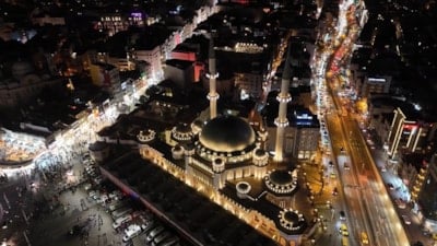 Yeni yıla saatler kala Taksim Meydanı doldu: Yoğunluk havadan görüntülendi