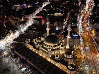 Yeni yıla saatler kala Taksim Meydanı doldu: Yoğunluk havadan görüntülendi
