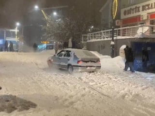 Muş'ta kar ve buz trafiği kilitledi
