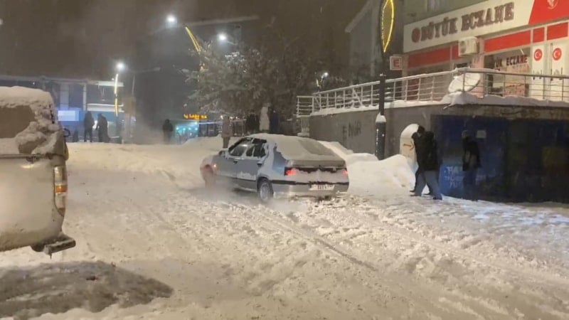 Muş'ta kar ve buz trafiği kilitledi