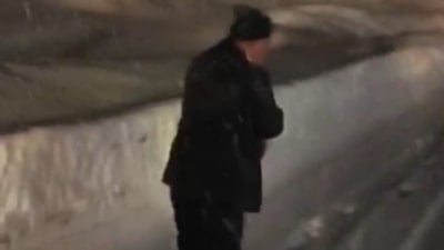 Yüksekova’da kar ve tipi altında namaz kıldı