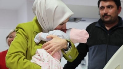 Bakan Göktaş, yeni doğan bebekler ve ailelerini ziyaret etti