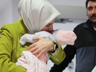 Bakan Göktaş, yeni doğan bebekler ve ailelerini ziyaret etti