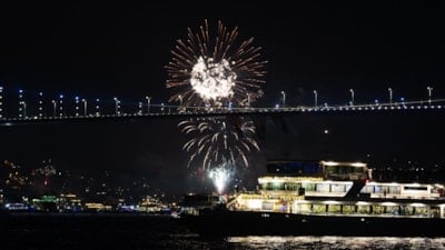 Türkiye 2026'ya 'merhaba' dedi... Yeni yıl havai fişeklerle karşılandı