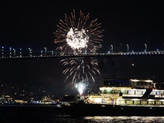 Türkiye 2026'ya 'merhaba' dedi... Yeni yıl havai fişeklerle karşılandı