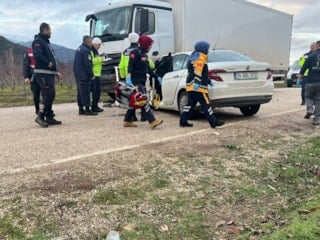 Isparta'da otomobil park halindeki tıra çarptı: 2 ölü, 1 yaralı