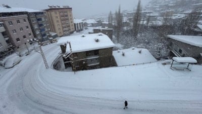 Türkiye beyaza büründü: Yüksekova'da 177 yerleşim yerinin yolu kapandı