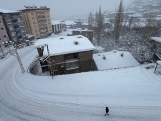 Türkiye beyaza büründü: Yüksekova'da 177 yerleşim yerinin yolu kapandı