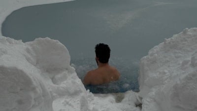 Bolu'da eksi 10 derecede buz gibi suya girdi