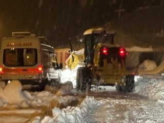 Siirt'te ambulans yolda mahsur kaldı