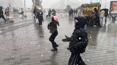 Endonezyalı turistlerin kar sevinci Taksim’de renkli görüntüler oluşturdu