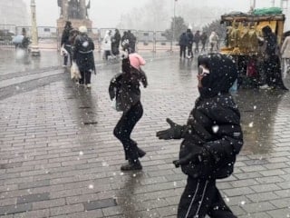 Endonezyalı turistlerin kar sevinci Taksim’de renkli görüntüler oluşturdu
