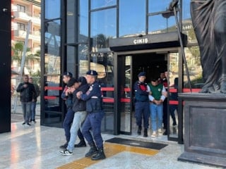 Antalya'da polislerin üzerine motosiklet sürüp, sosyal medyada paylaştılar