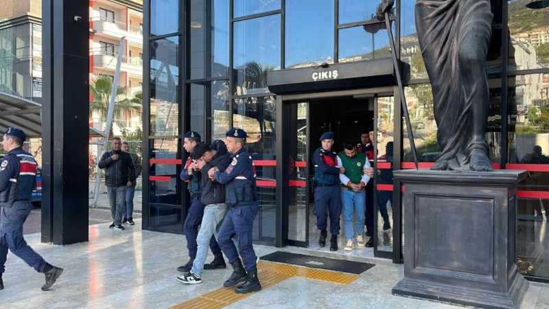 Antalya'da polislerin üzerine motosiklet sürüp, sosyal medyada paylaştılar