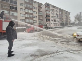 Zonguldak’ta karla mücadelede deniz suyu uygulaması